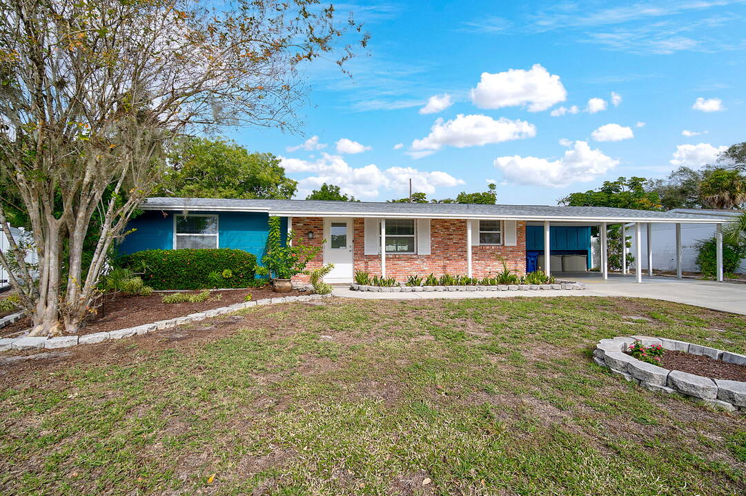 1-web-or-mls-6426_Colonial_Dr-1.jpg
