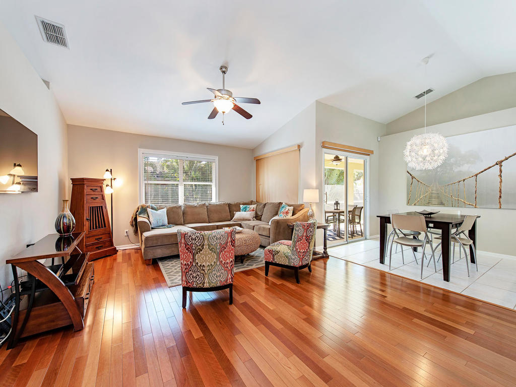 Just listed in Twin Lakes Naples Fl 1082 Capri Drive