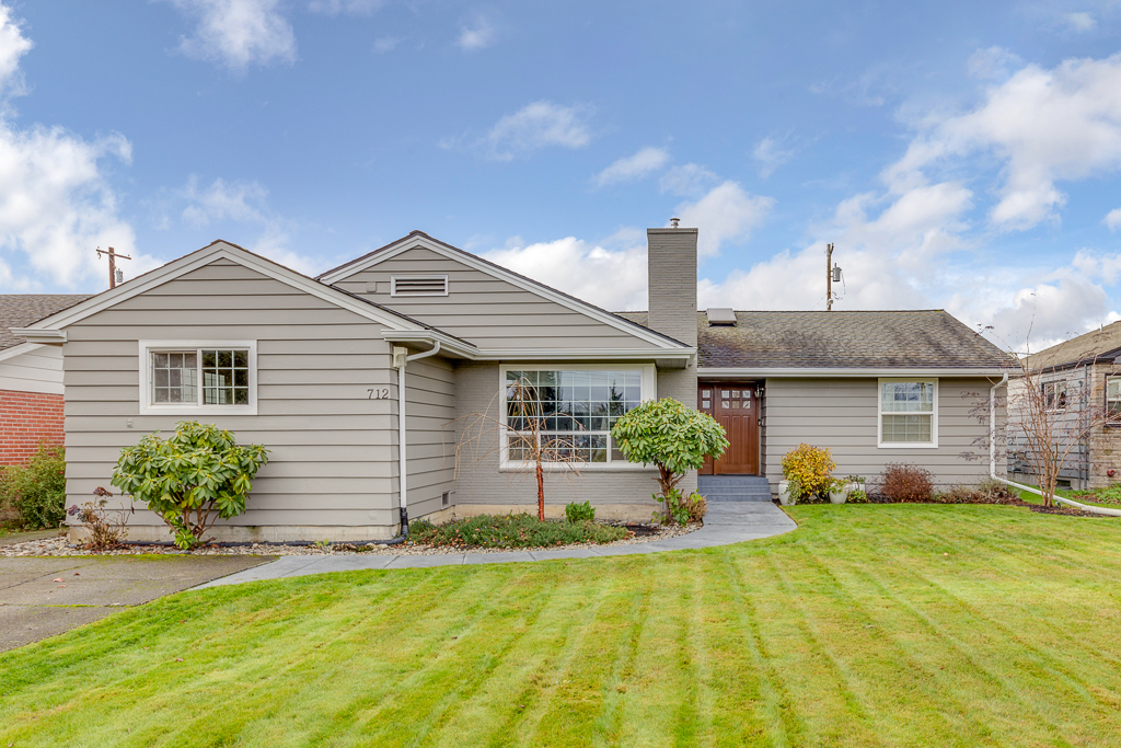 North Everett Home in a Prime Neighborhood