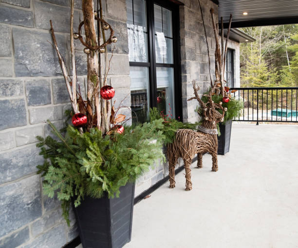 10 Eye Catching Christmas Front Porch Decorations