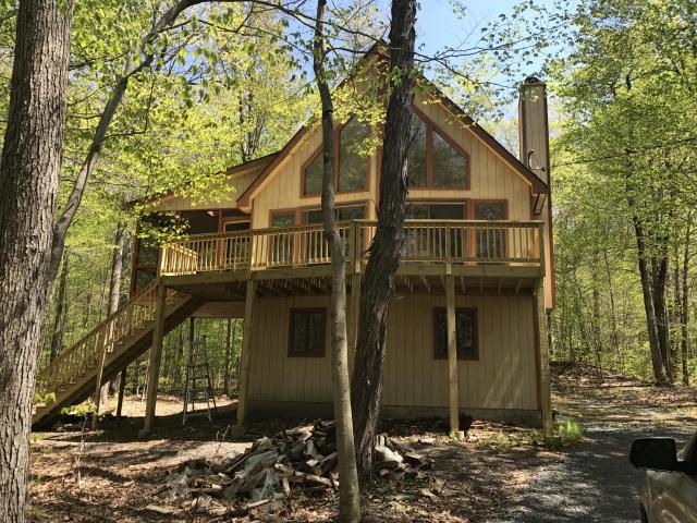 Seasonal Pond Views! Spacious Raised Chalet Nestled in