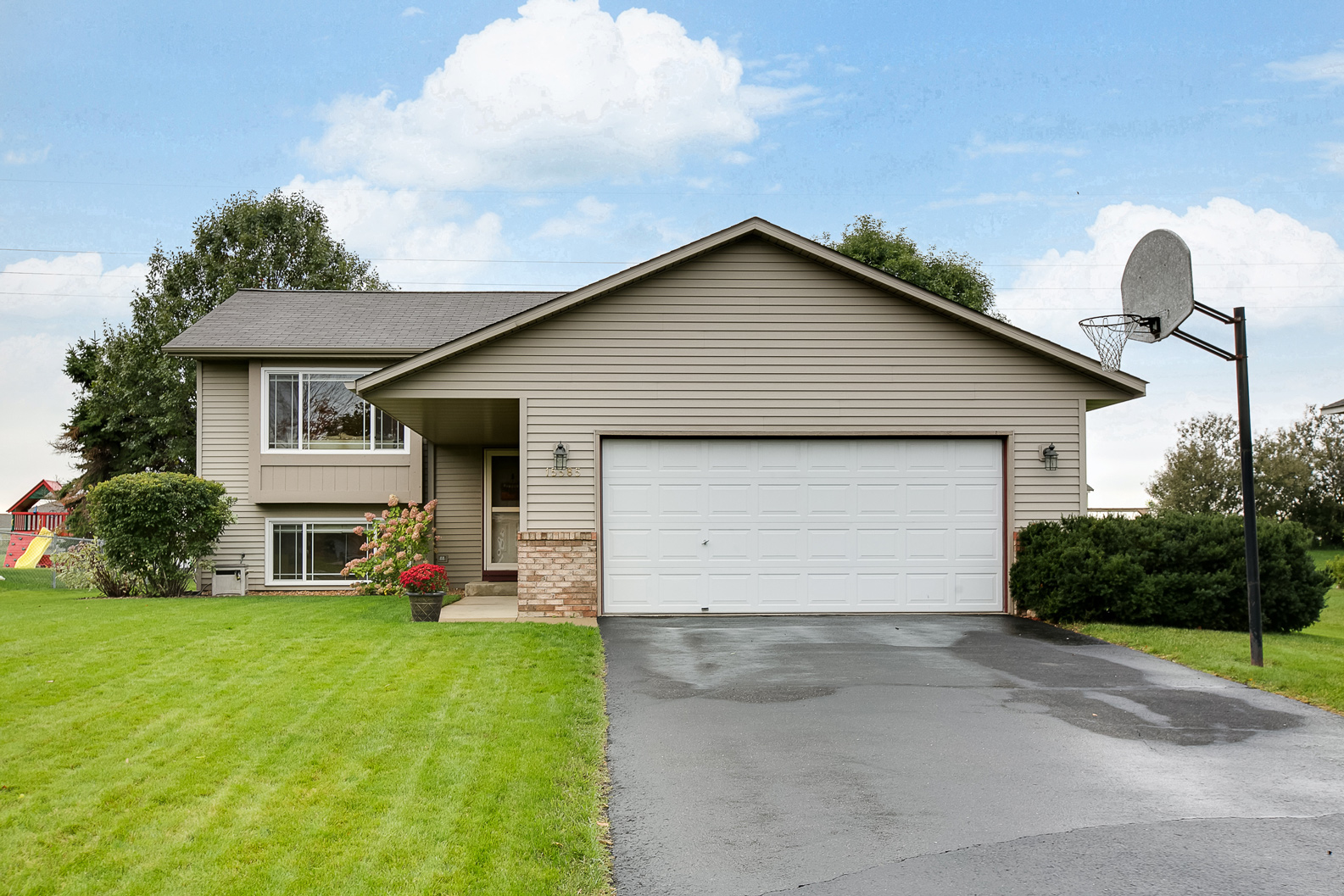 Home for sale in Rosemount has had a facelift! SOLD!