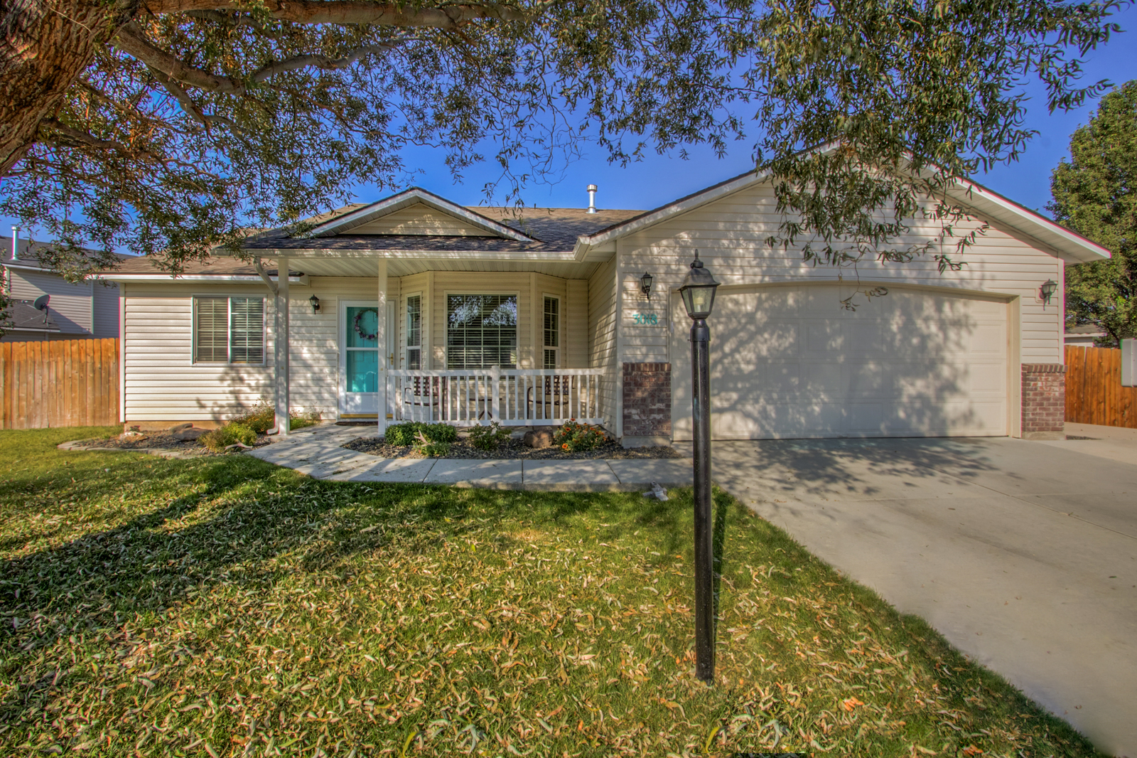 Beautifully maintained corner lot home in desirable Har