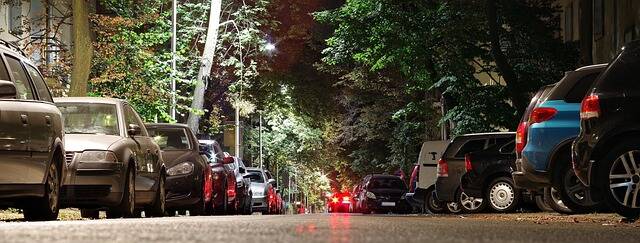 Parking_Street__by_Henryk_Niestrój_from_Pixabay.jpg