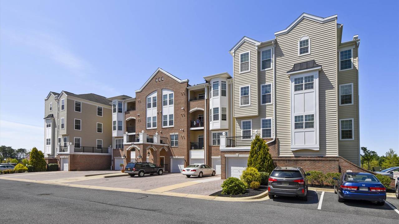 01._Piney_Orchard_condo_for_sale.JPG