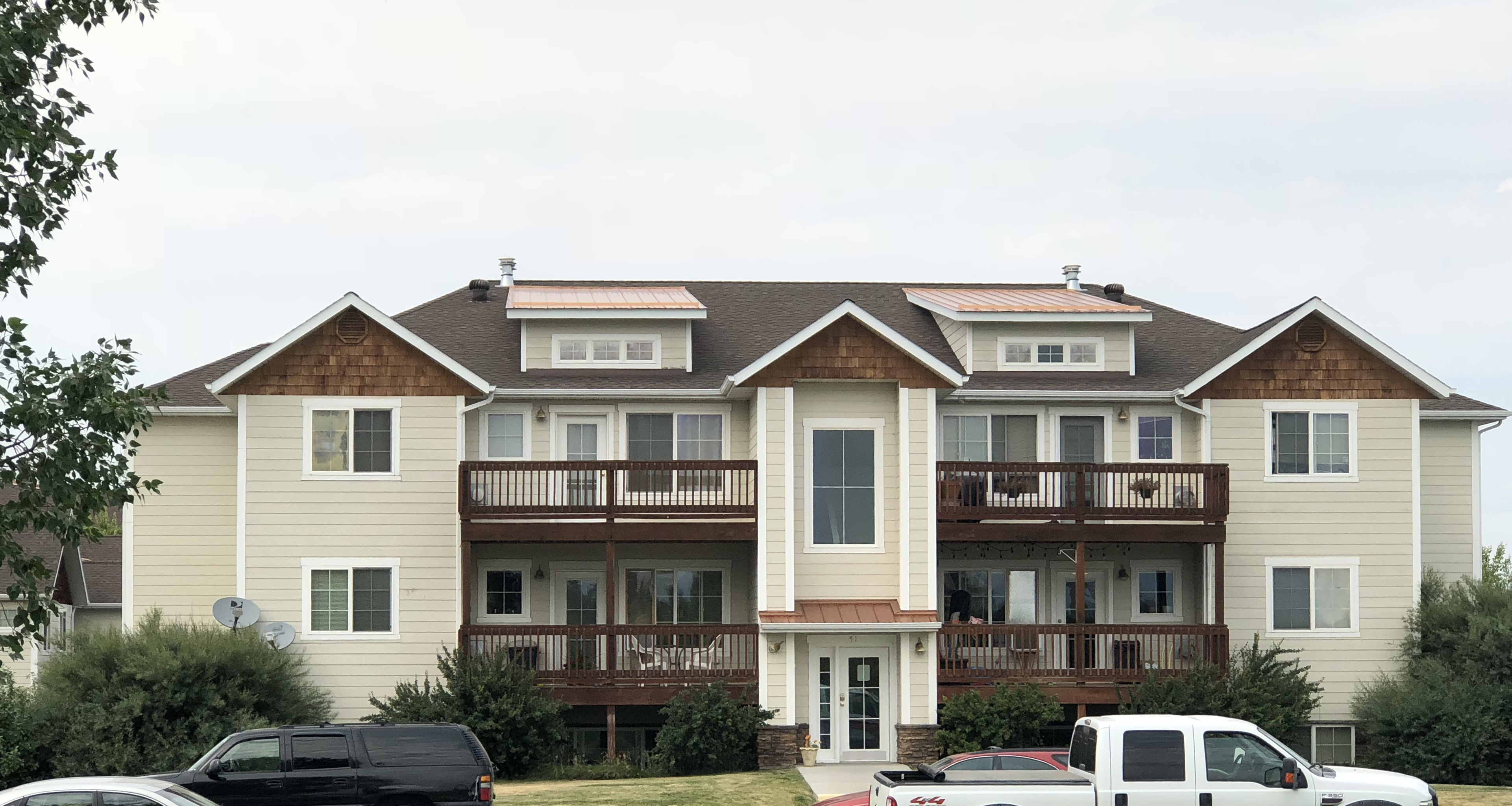 Great South Facing Upper Level 2 BR condo