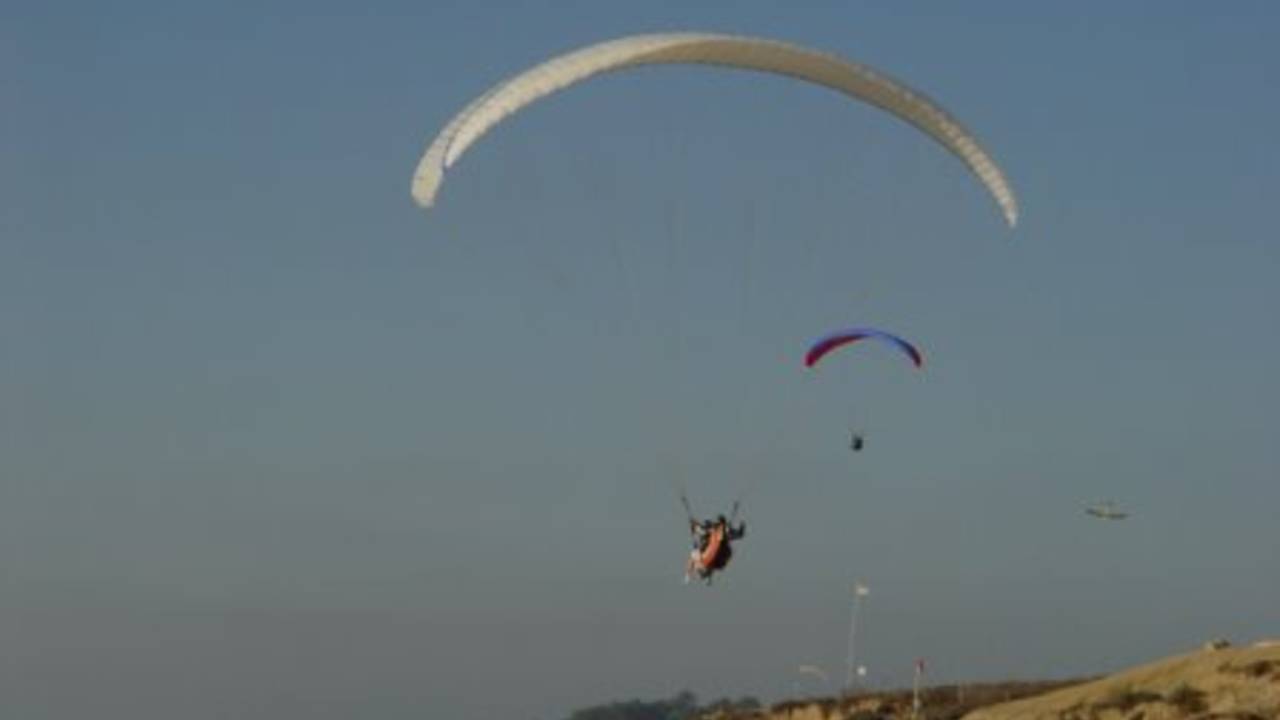 Hang_GLiding_close-up.jpg