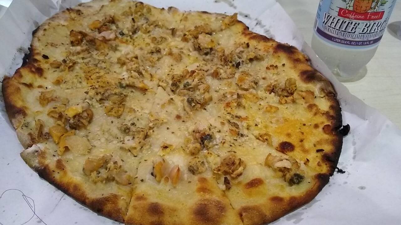 Frank_Pepes_Apizza_White_Clam_Pizza.jpg