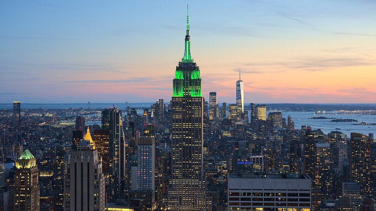 View_of_Empire_State_Building_from_Rockefeller_Center_New_York_City_dllu_(cropped).jpg