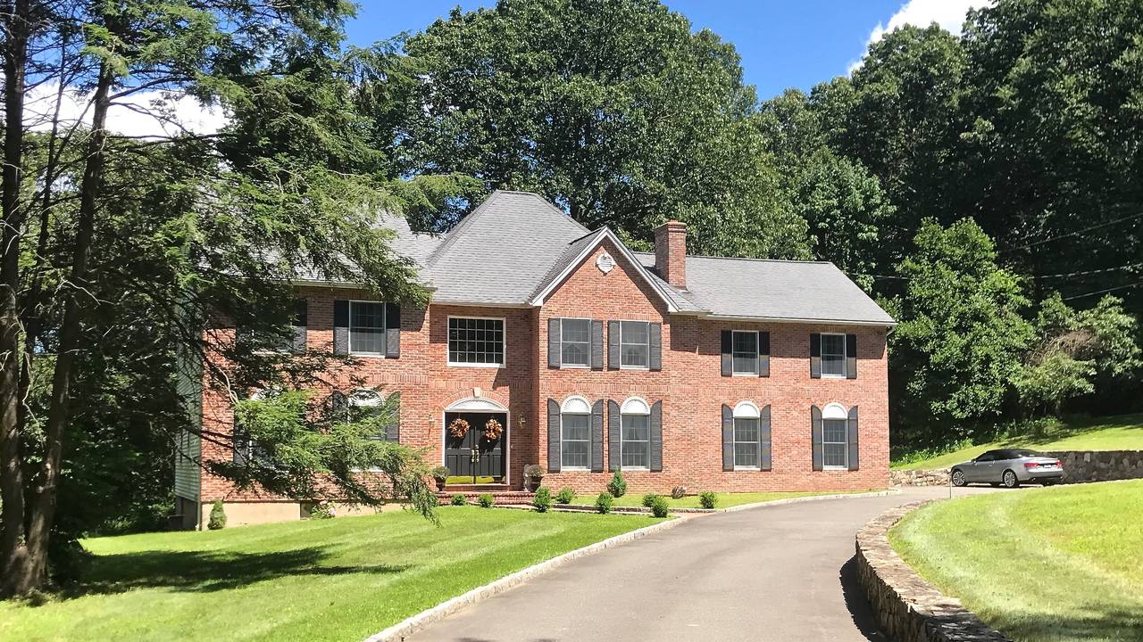 Just Reduced // 8 Dittmar Rd Bethel CT // Guesthouse