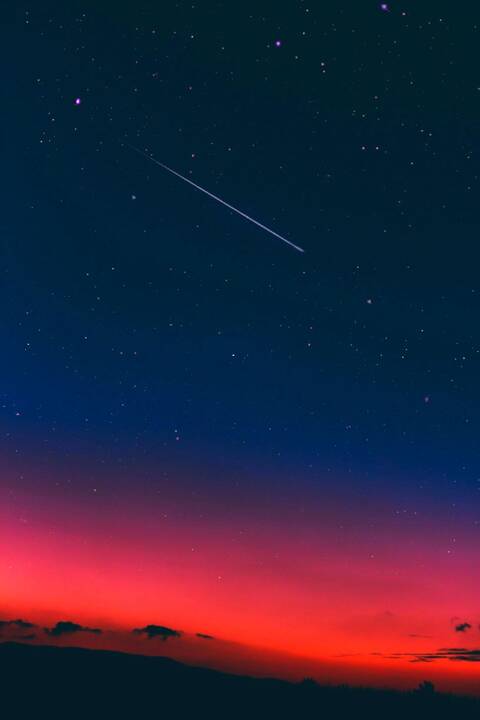 shooting_star_in_night_sky.jpg
