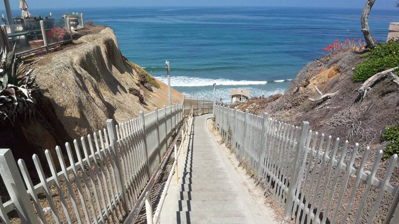 Stairs_to_beach_Solana_Beach.jpg