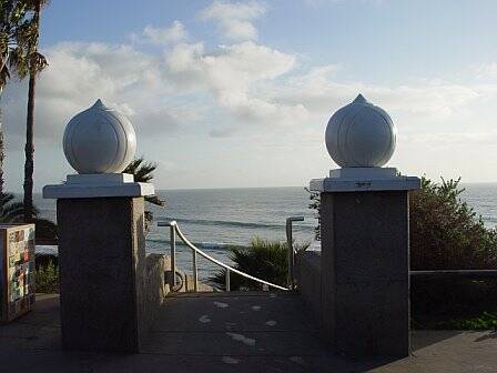 Encinitas_swamis_beach_steps_entrance.jpg