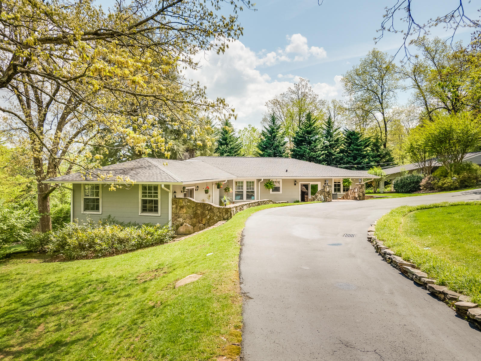 Onelevel home on 1 acre on Lookout Mountain!