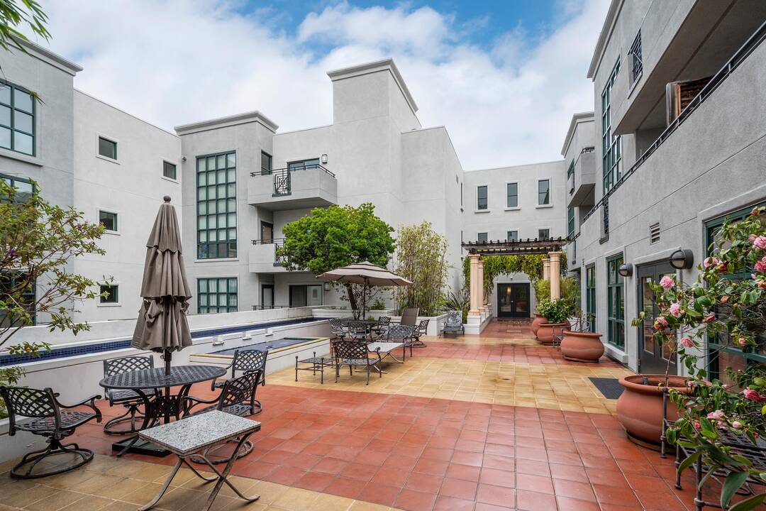 Courtyard_-_Nazareth_Plaza.jpg
