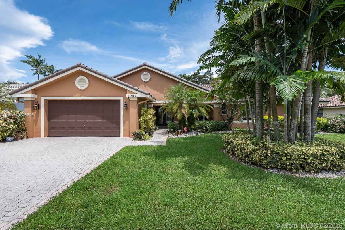 Ridgeview Lakes Estates Pool Home In Davie Florida