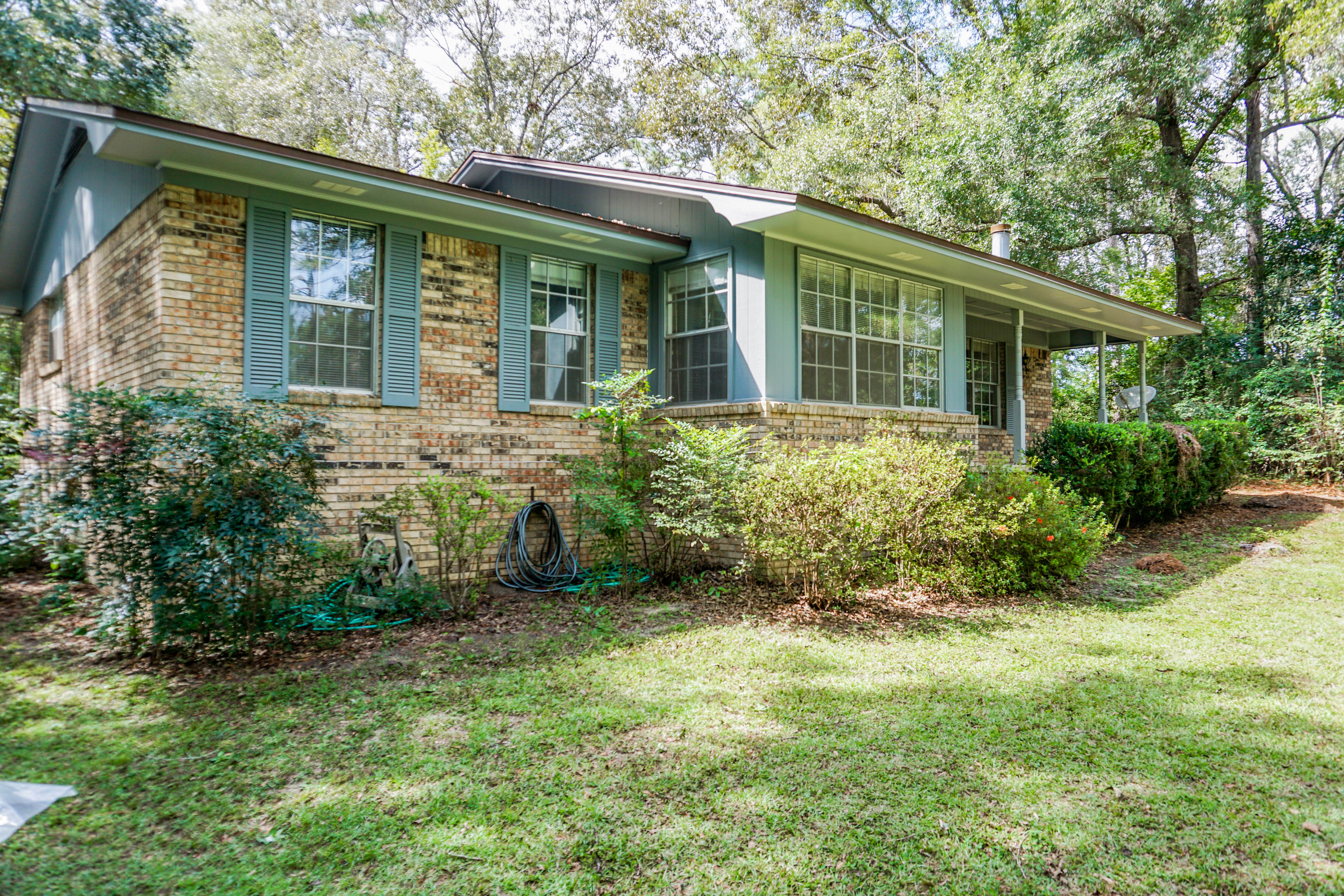 **New Listing** 2698 Robin Hood Lane