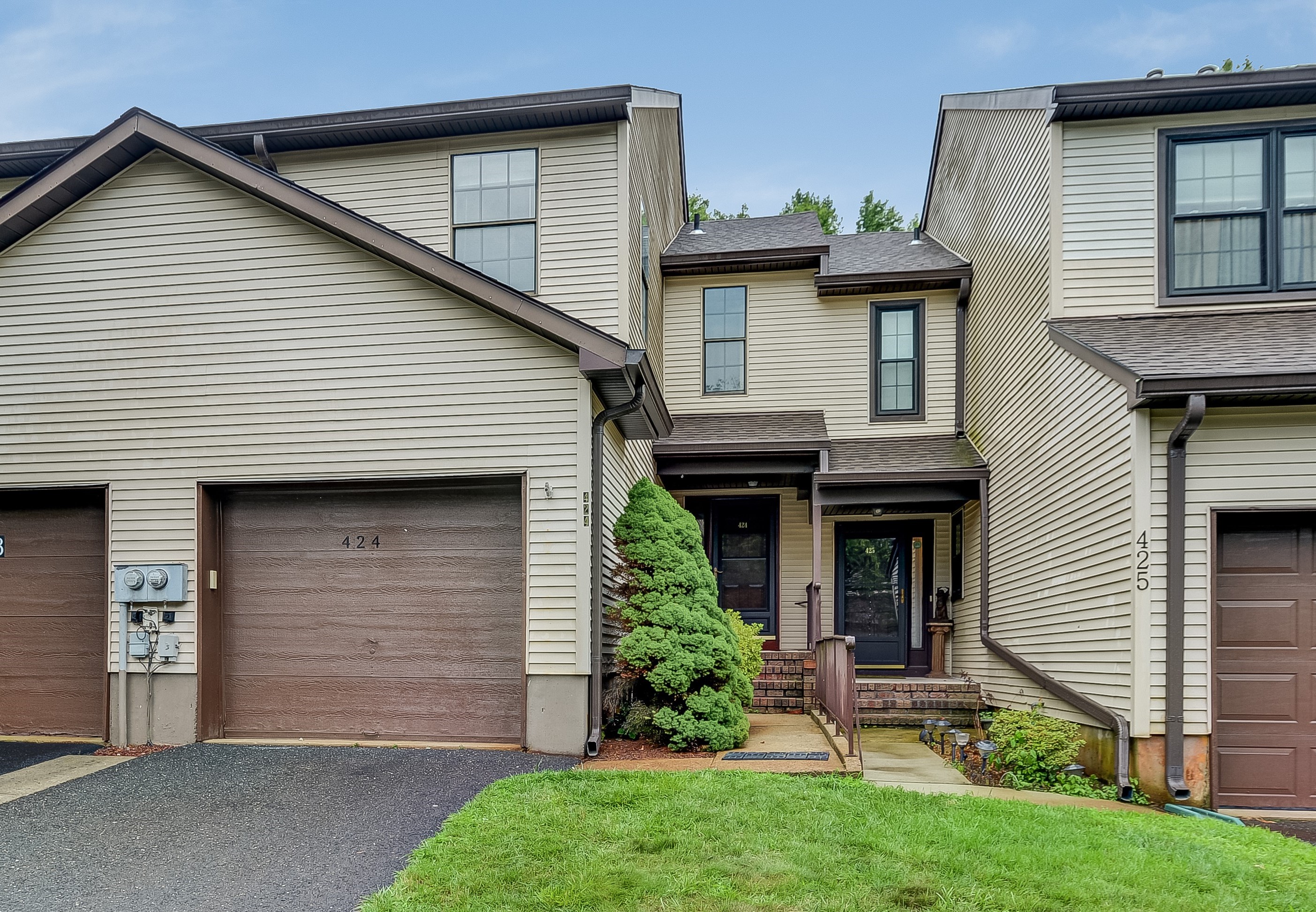 NEW Listing! 424 Oak Knoll Drive Manalapan, NJ