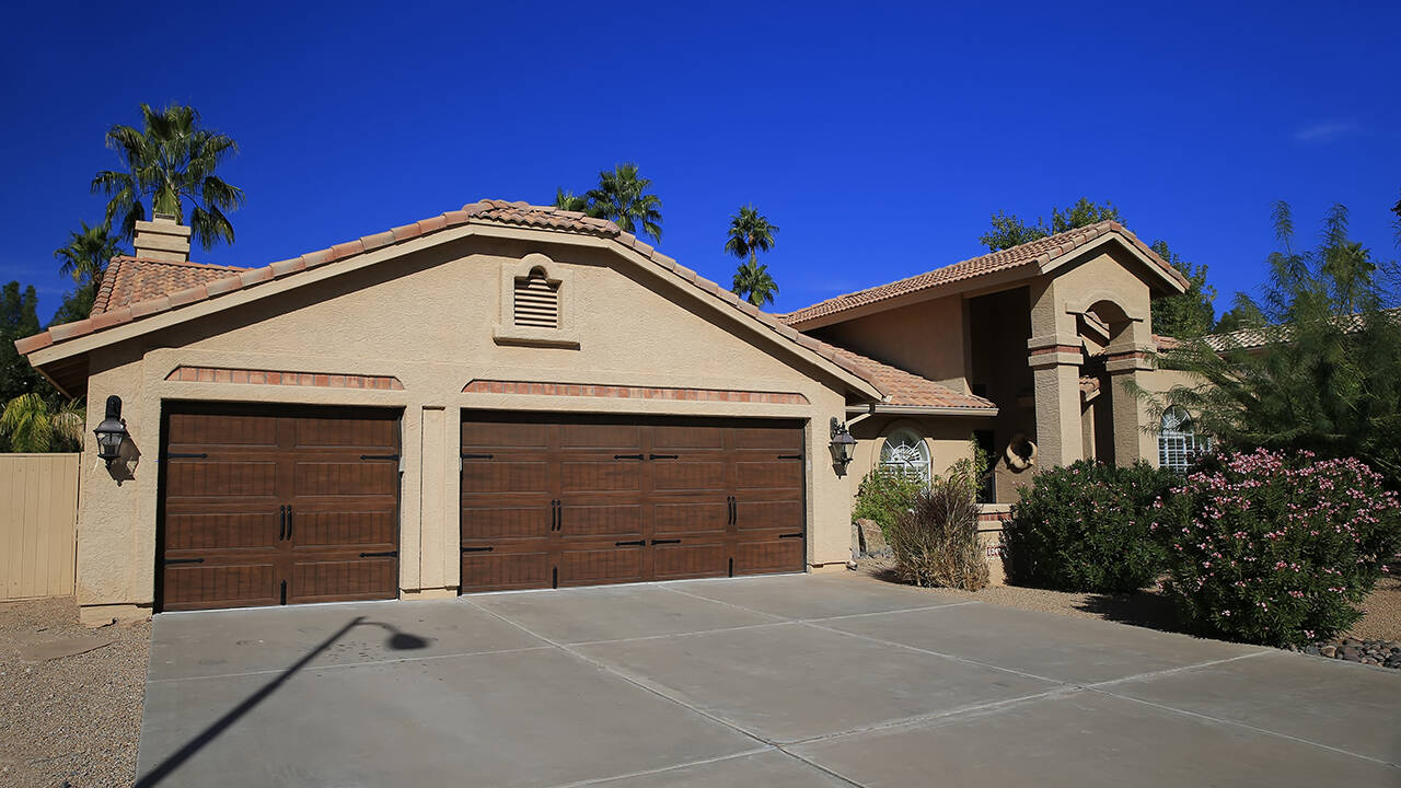 3_car_garage_Buenavante_Scottsdale.jpg