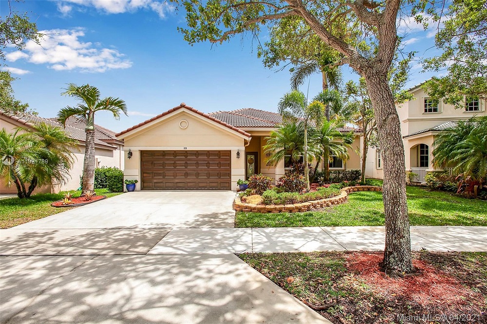 A Lakefront 4 Bed/2 Bath Home SOLD in Savanna of Weston