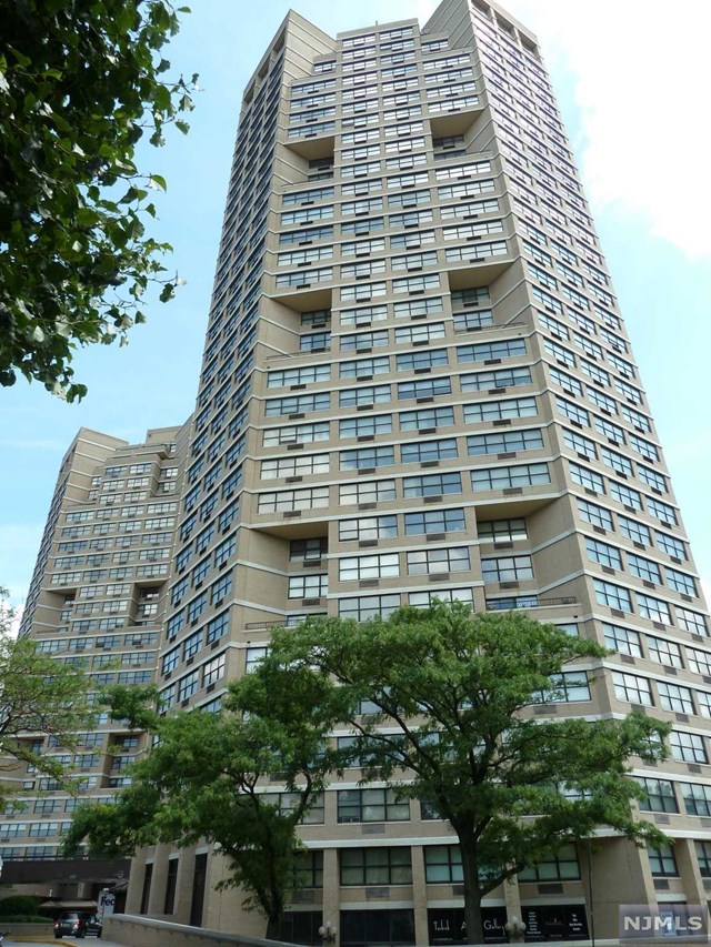 Spectacular NYC Views from this Guttenberg at 7002 Boul