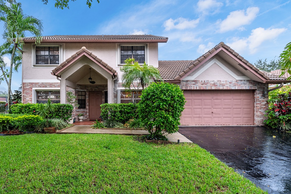 Large 4/2.5 Lakeview Shenandoah Home FOR SALE in Davie
