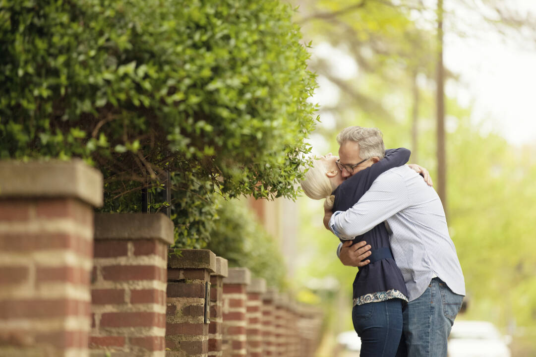 Couple_in_embrace_outside_house.jpg