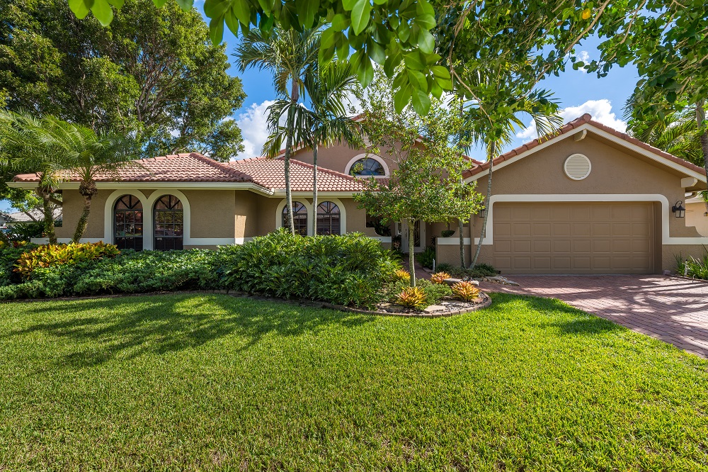 An Updated 4/2.5 Forest Ridge Home FOR SALE in Davie