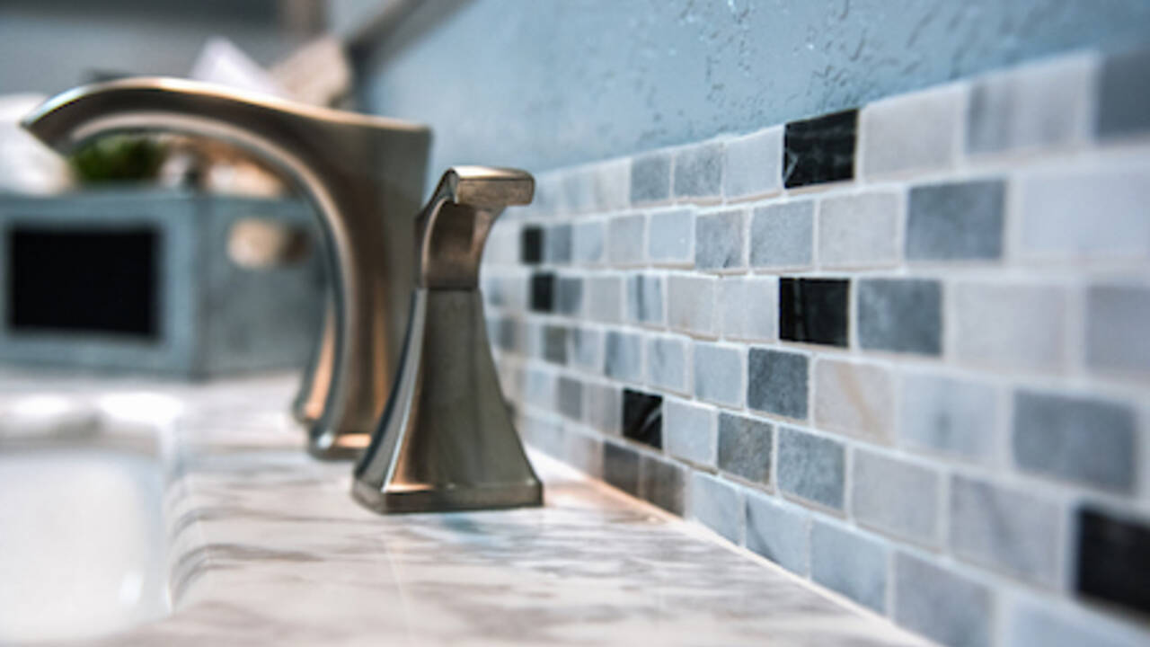 4_chic_bathroom_491673958.jpg