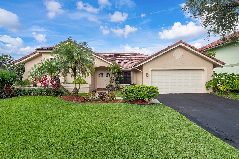 A 4/2 Lakefront Shenandoah Pool Home FOR SALE in Davie