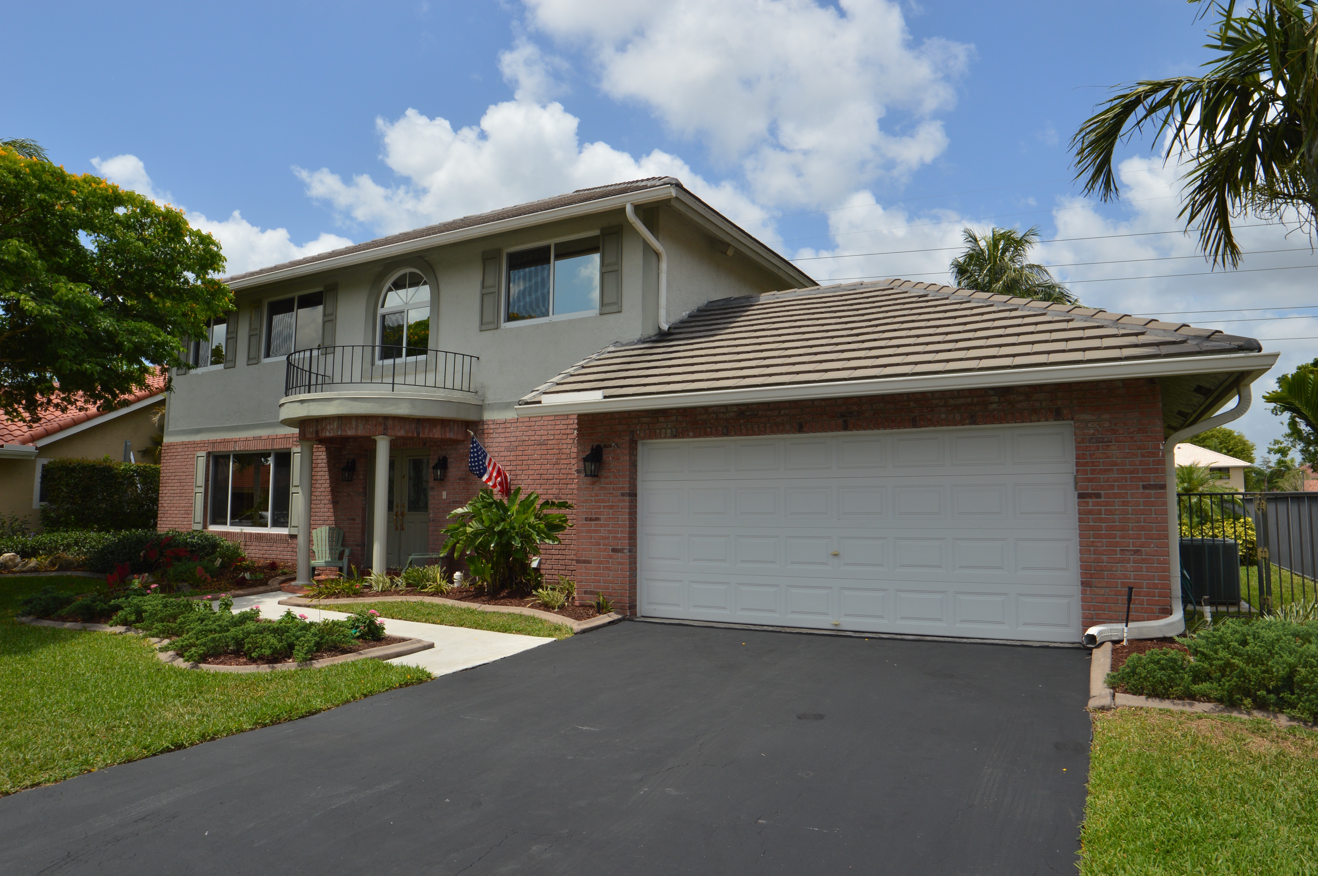 Shenandoah 4/2.5 Spacious Pool Home for Sale in Davie!