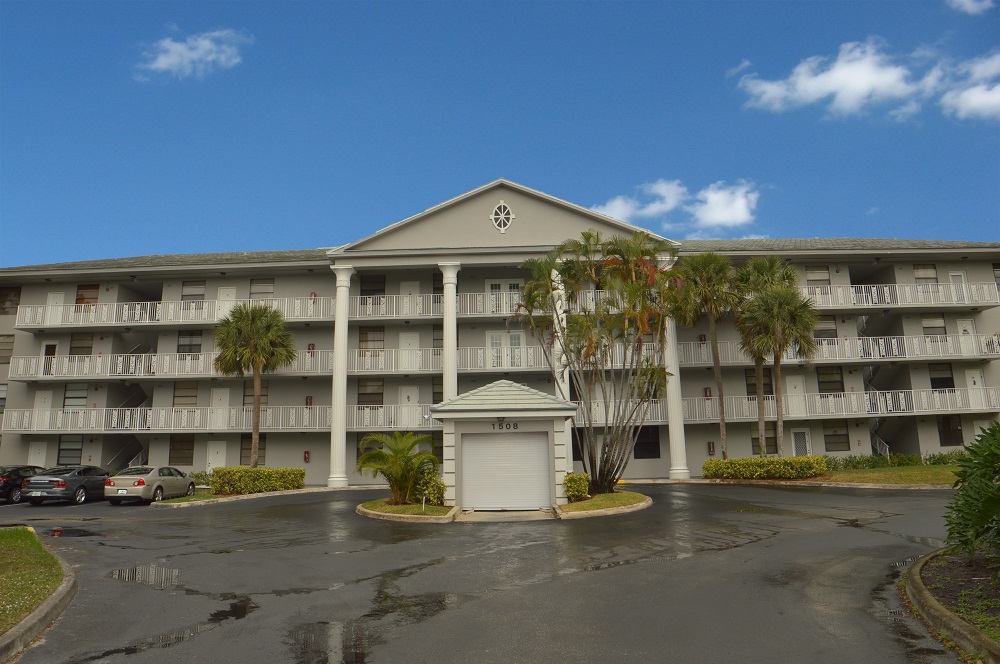 An Immaculate 2/2 Whitehall Condo SOLD in Davie