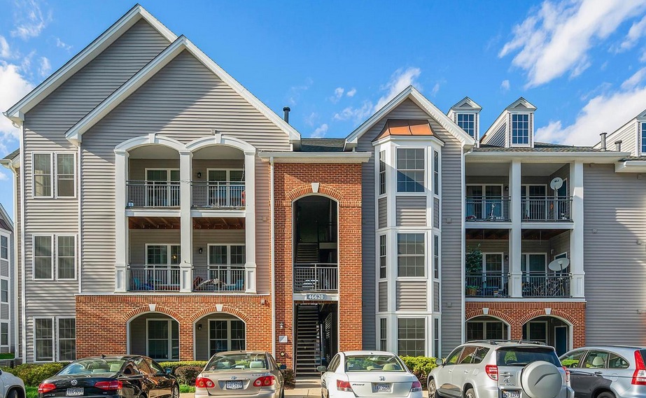 20451 Chesapeake Sq Unit 303, Sterling, VA 20165 Com