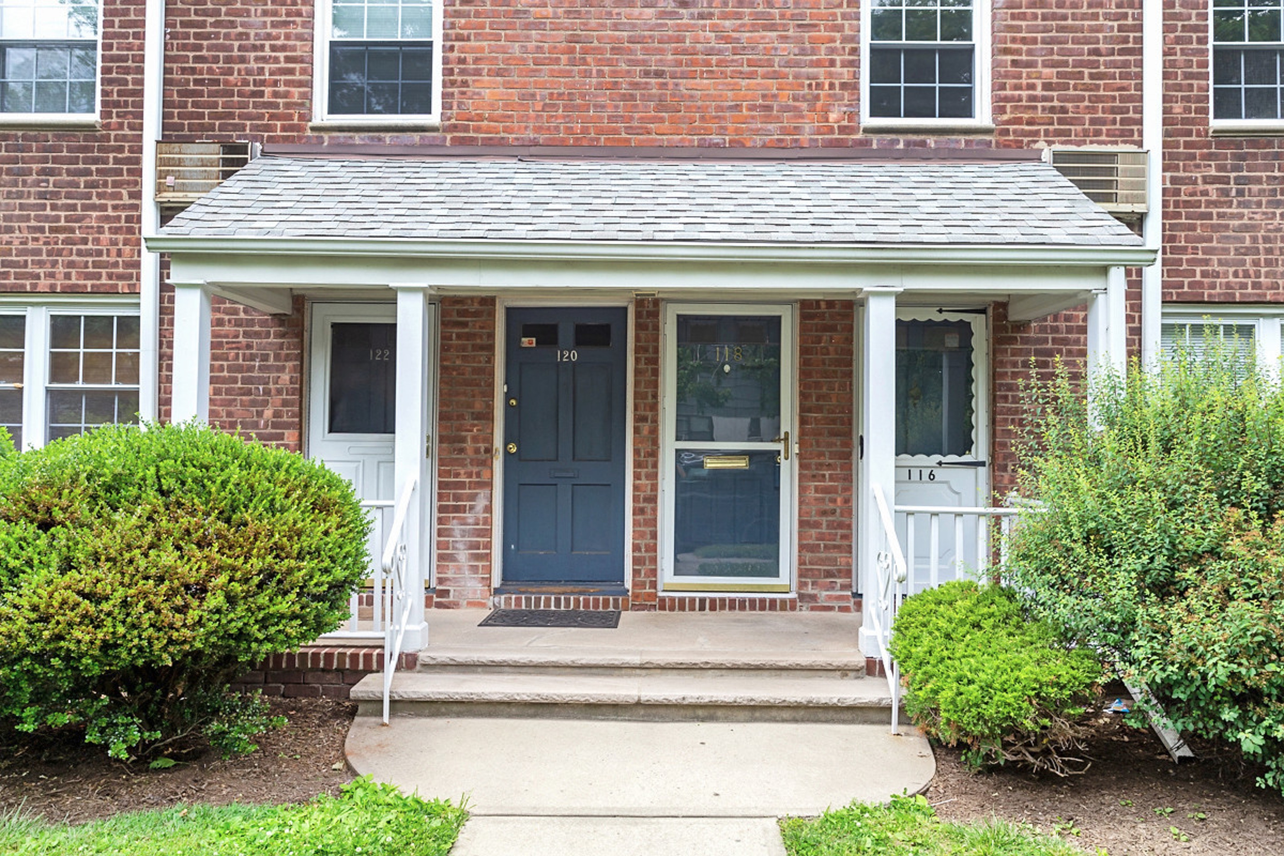 Renovated 1 Bedroom Rutherford Manor Condo at 118 Darwi