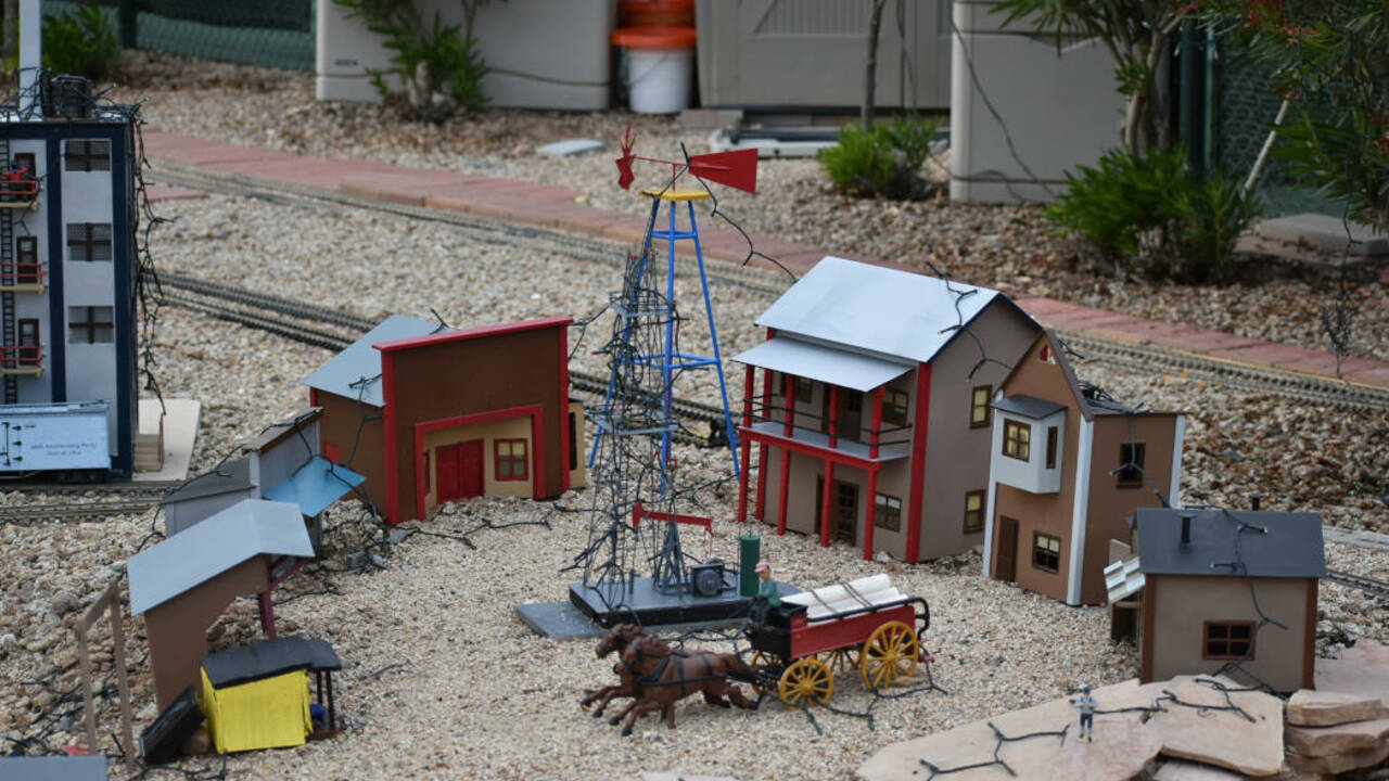 check-out-model-trains-sun-city-grand-surprise-az.JPG