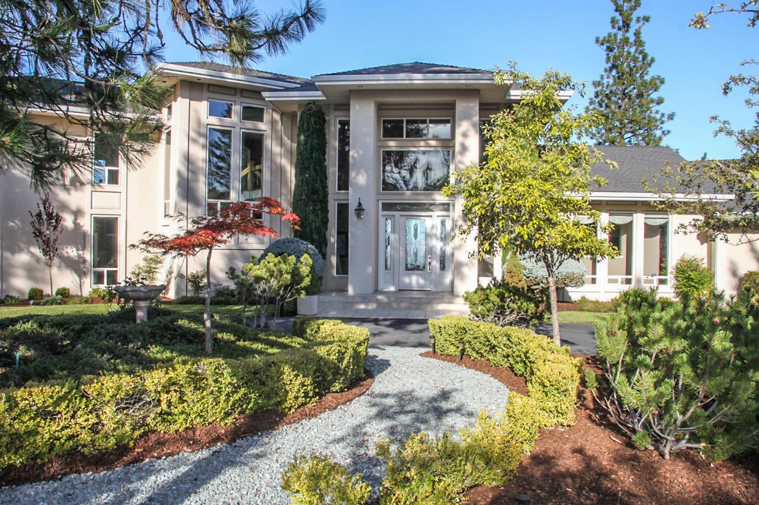 Hilltop Home in Southern Oregon For Sale