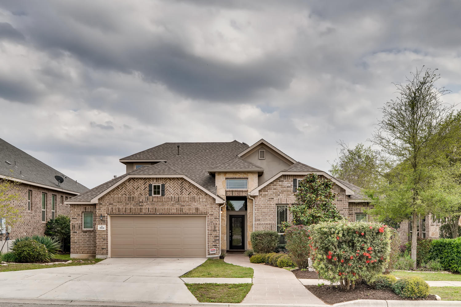 Desirable property in Estates at Stone Crossing!