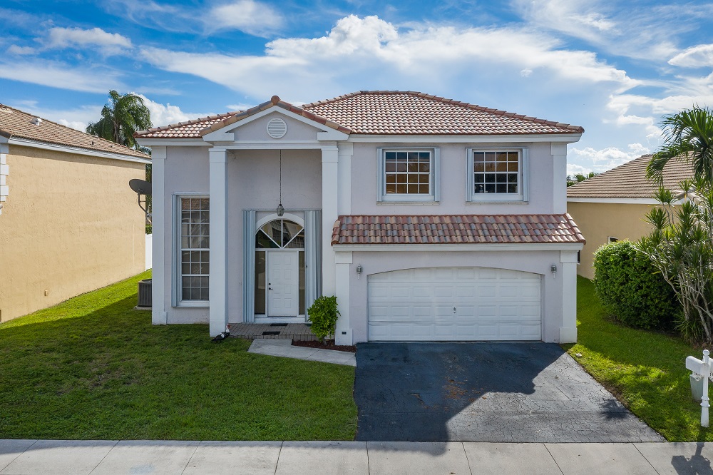 A 4/2.5 Shenandoah Lakefront Home FOR SALE in Davie