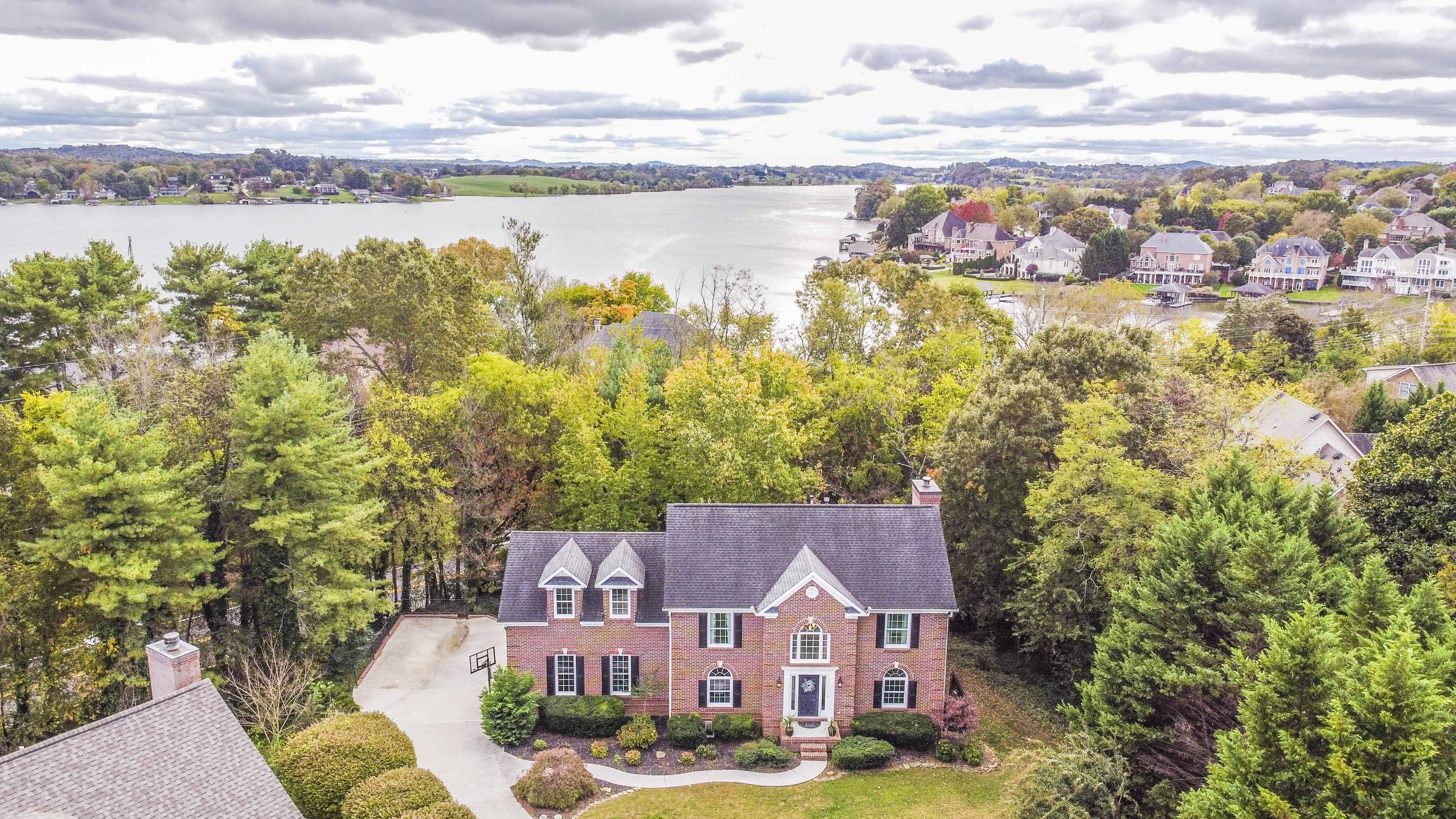 Live within a stone's throw of Lake Loudon