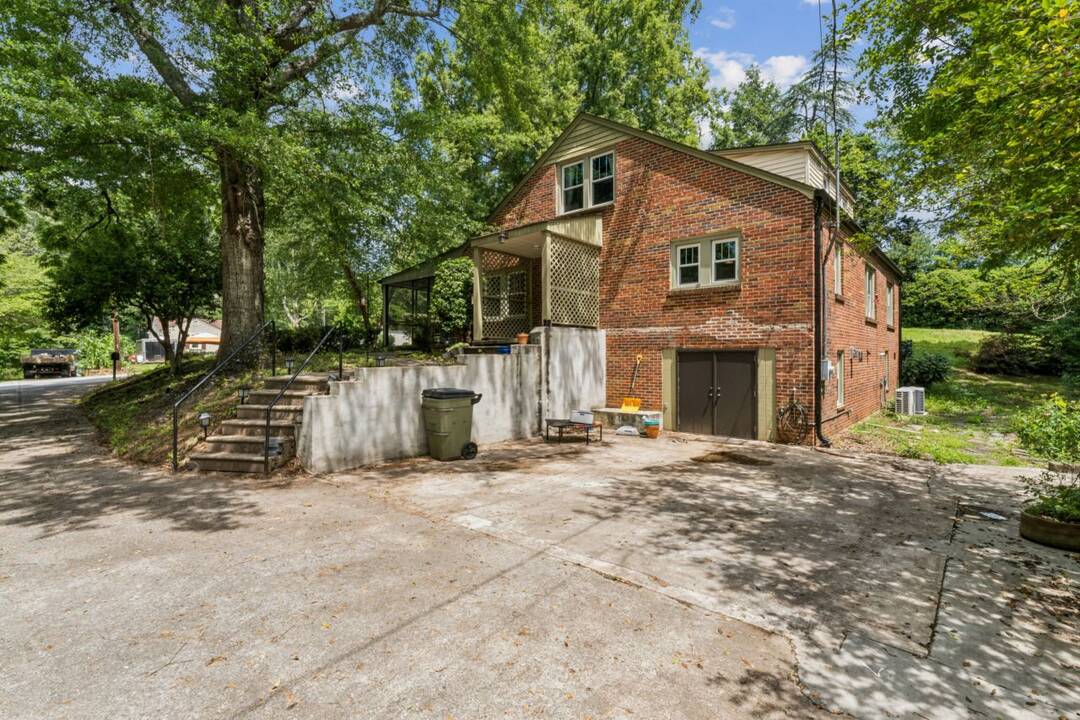 231_S_Pine_ST-_parking_pad_and_entrance_end_of_house.jpg