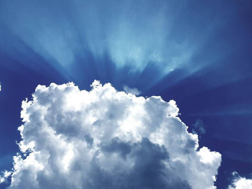 sun_rays_through_white_cumulus_clouds.jpg