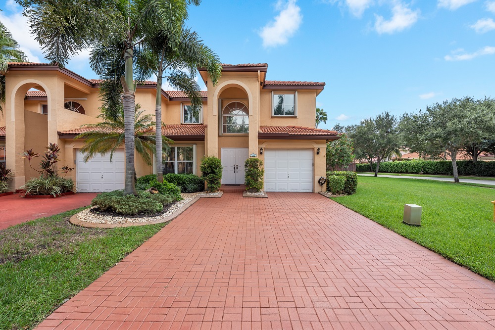 Pristine 3/2.5 Poinciana Parc Townhome FOR SALE in Davi