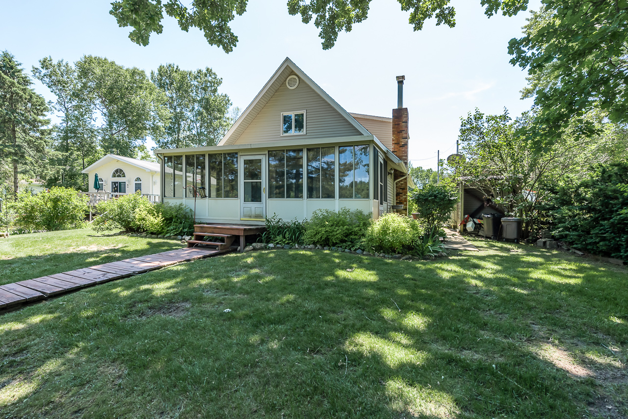 New Listing! 2 Bedroom 2 Bath Home on Wixom Lake!