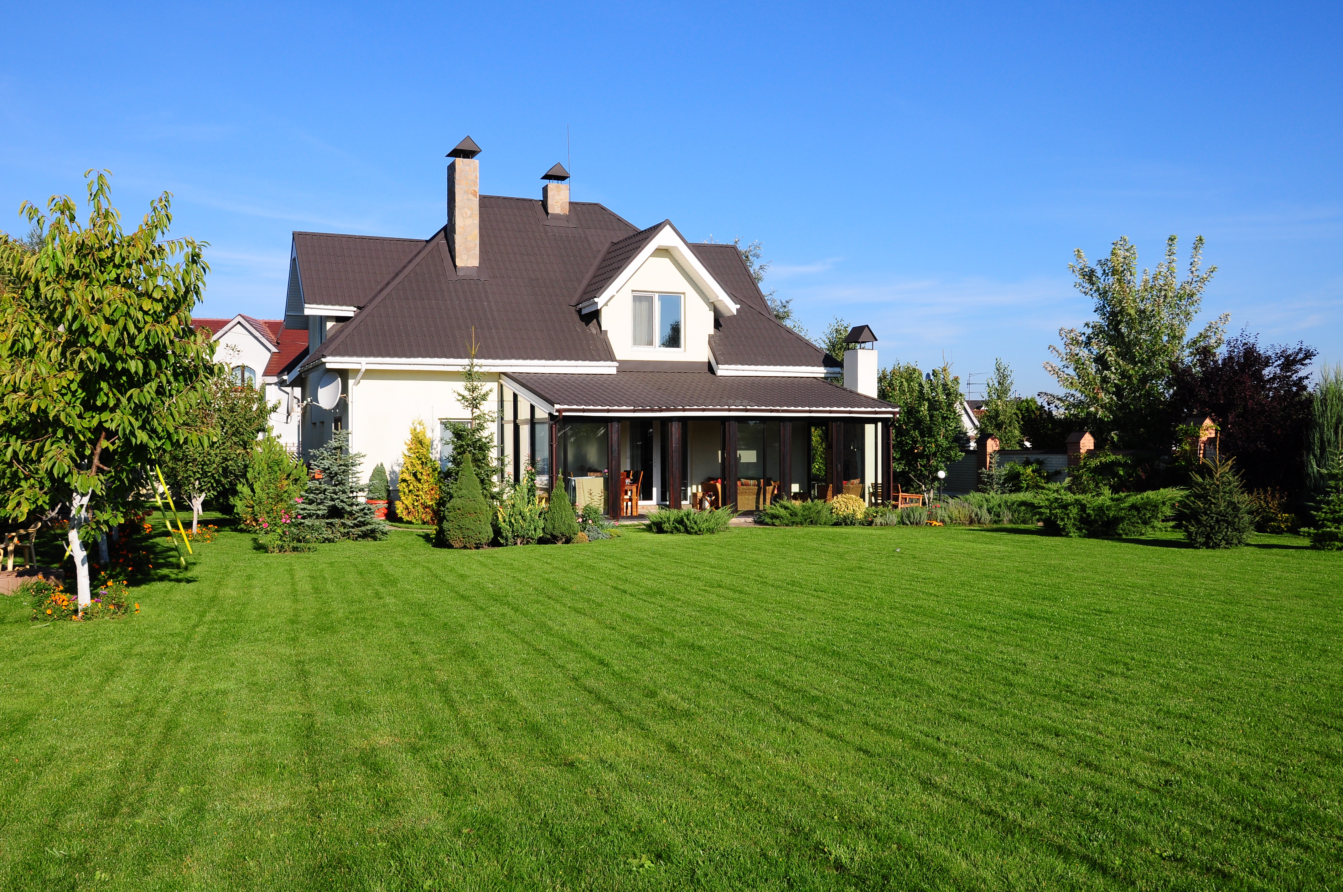 Фото земельных участков с домом. Гринфилд газон. Гарден Хаус ландшафт. Дачный домик с газоном. Коттедж с газоном.