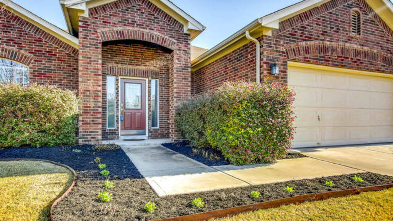 754_Shadow_Creek_Blvd_Buda_TX-small-003-4-Exterior_Front_Entry-666x444-72dpi.jpg