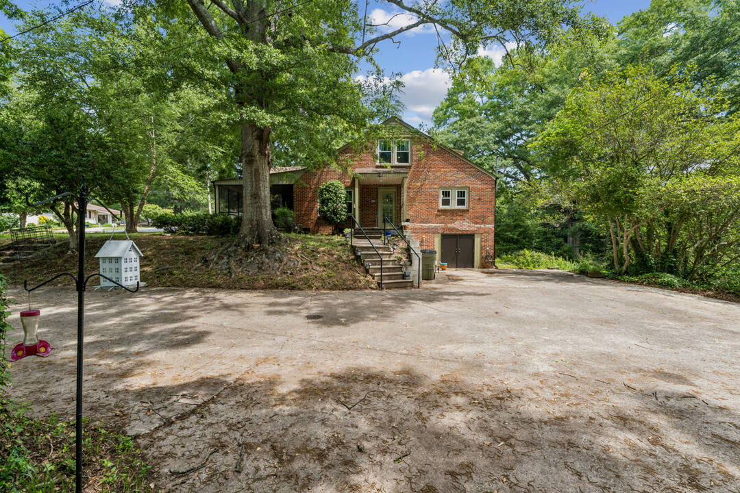 231_S_Pine_ST-_Right_End_of_house_showing_driveway_and_parking_pad.jpg