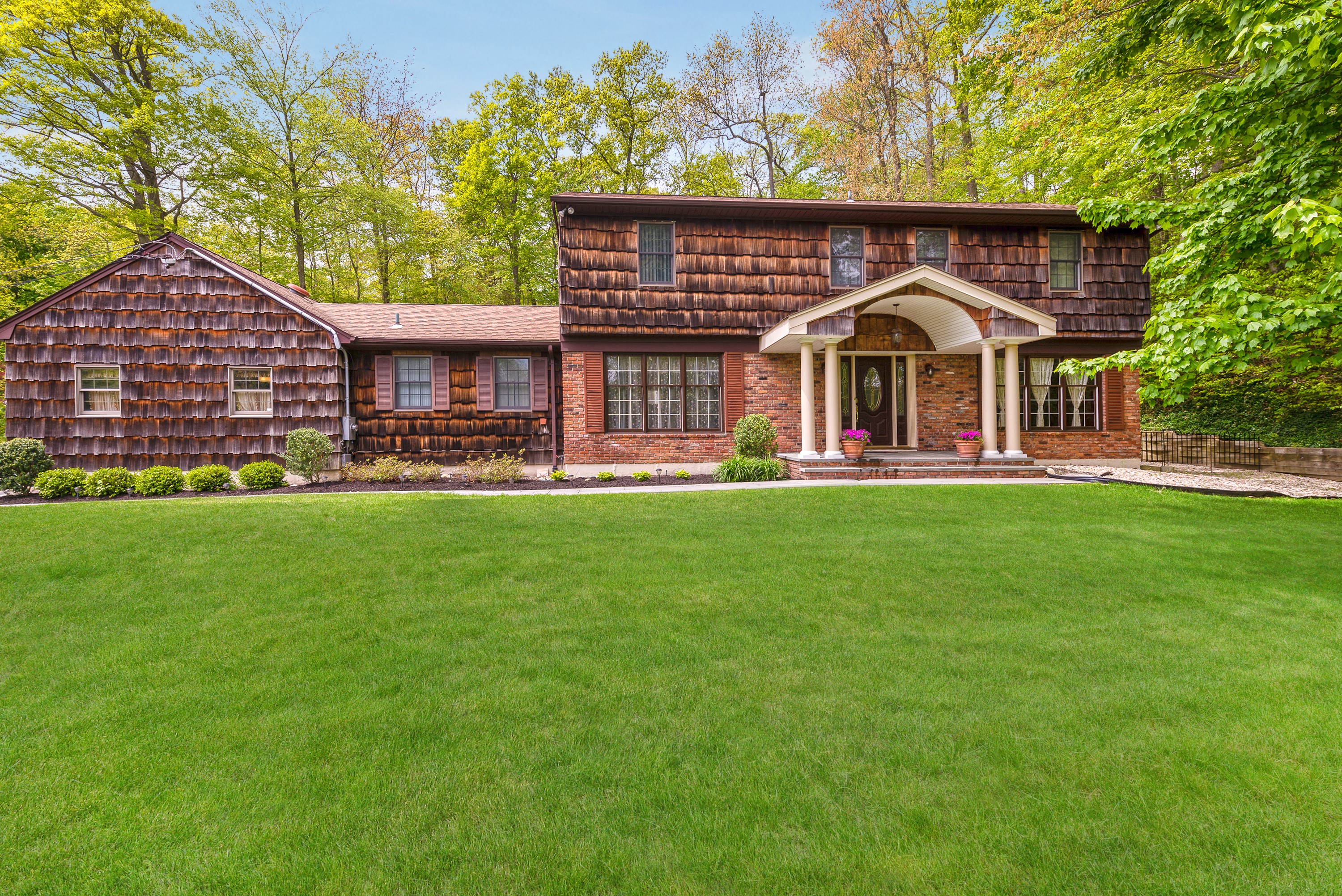 A Home to Treasure. A Life in West Hills, Huntington