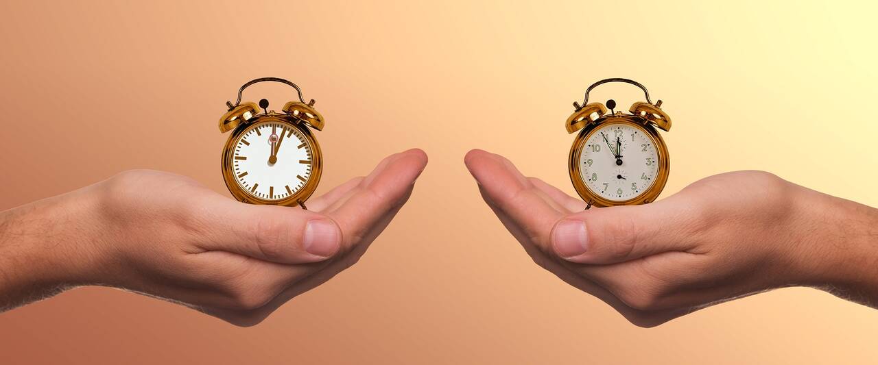 clocks.time.hand.jpg