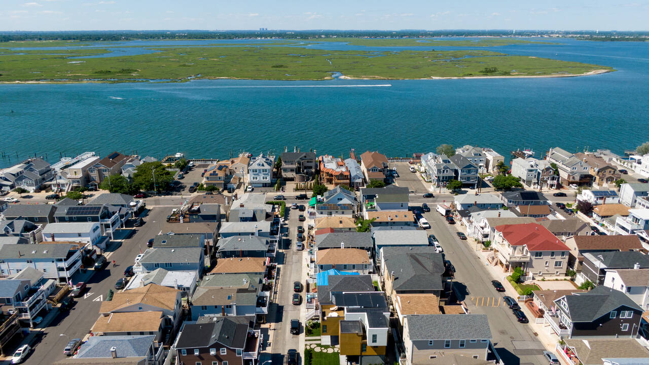 Long_Beach_Houses_Bay_view.jpg