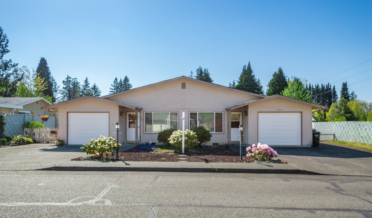 Impeccably maintained Duplex in Prime Location